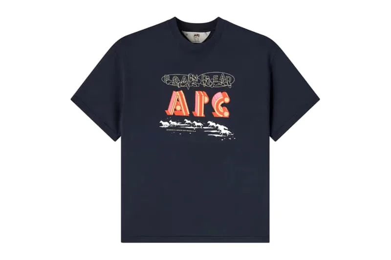 T-shirt bleu avec motif chevaux et texte A.P.C.