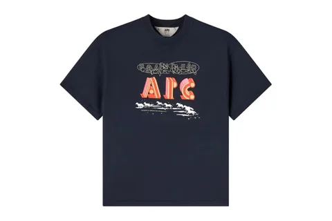 T-shirt bleu avec motif chevaux et texte A.P.C.