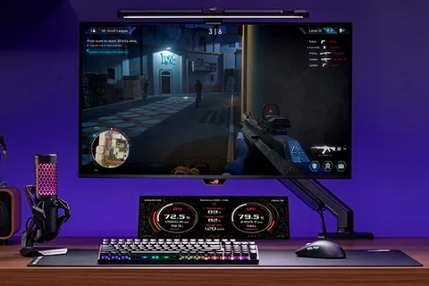 Poste de jeu avec écran, clavier et souris lumineux.