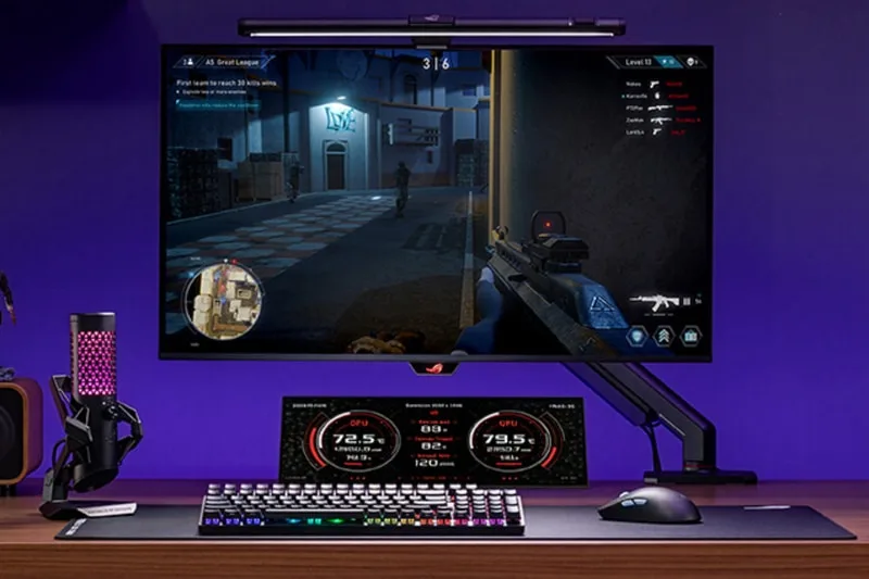 Poste de jeu avec écran, clavier et souris lumineux.