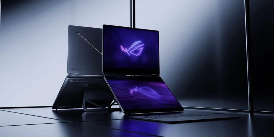 Deux ordinateurs portables avec écrans rétroéclairés violets dans un décor moderne.
