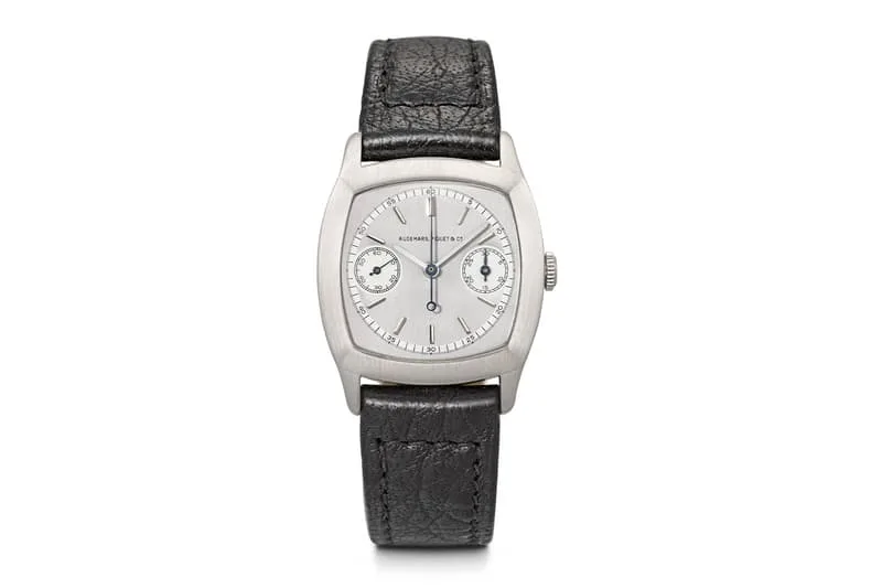 Montre élégante avec bracelet noir et cadran argenté, design classique.