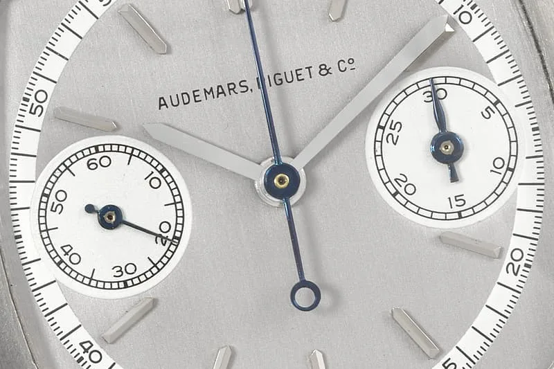 Gros plan sur le cadran d'une montre Audemars Piguet avec aiguilles et sous-cadrans.