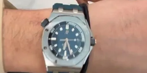 Montre-bracelet homme avec cadran bleu et bracelet en métal.