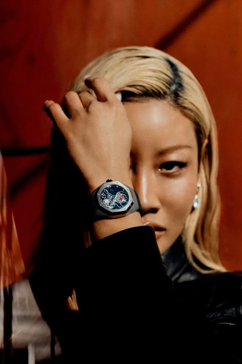 Personne montrant une montre avec un cadran coloré.
