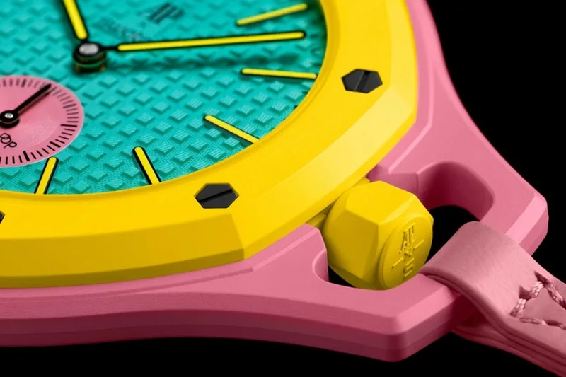 Montre colorée avec boîtier jaune et rose, cadran turquoise.