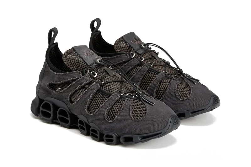 Chaussures noires avec semelle unique et lacets ajustables, style sportif moderne.