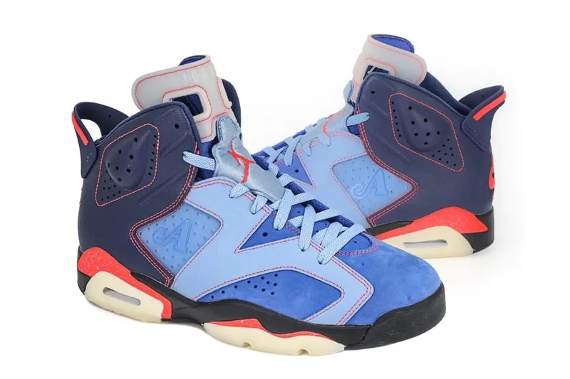 Chaussures de sport aux couleurs bleu et rouge avec des accents en daim.