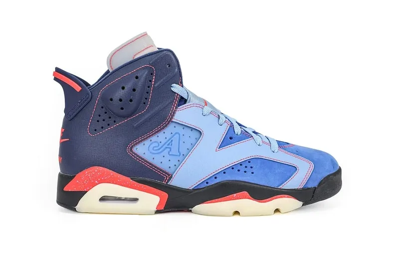 Basket montante bleu et rouge sur fond blanc.