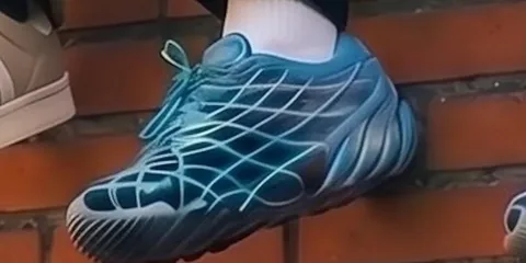 Basket bleue avec motifs blancs, fond de briques rouges.