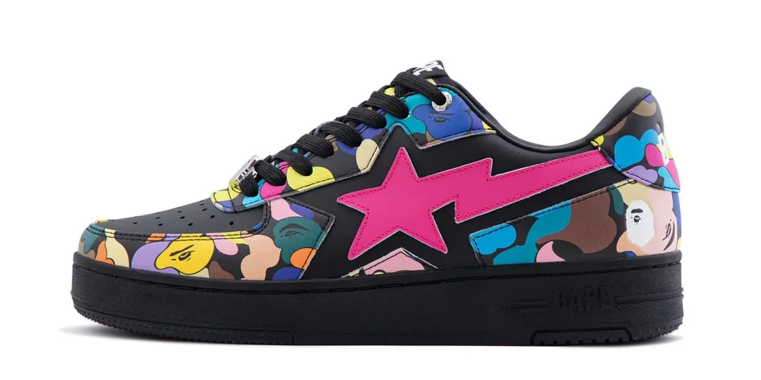 Chaussure colorée avec motif camo et étoile rose sur le côté.