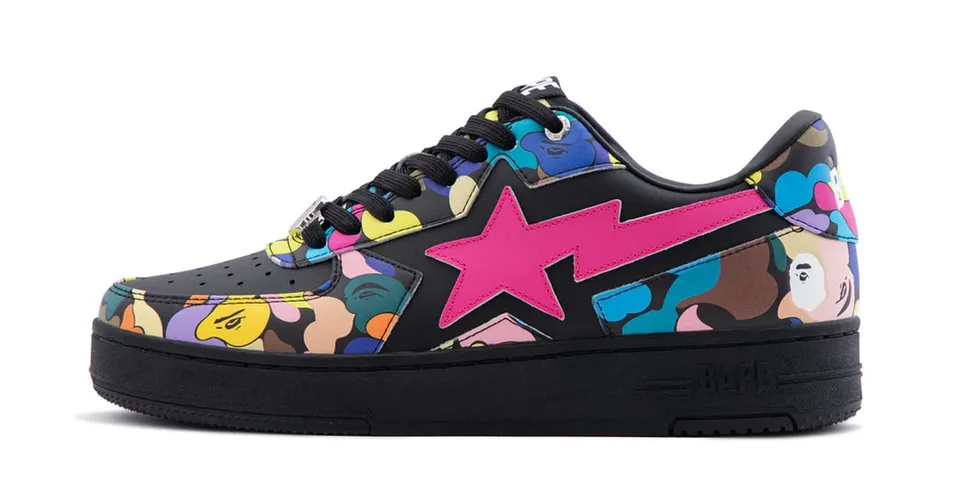 Chaussure colorée avec motif camo et étoile rose sur le côté.