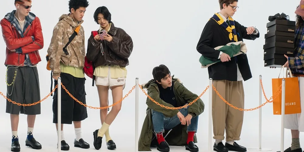 File d'attente de jeunes avec vêtements mode et accessoires.