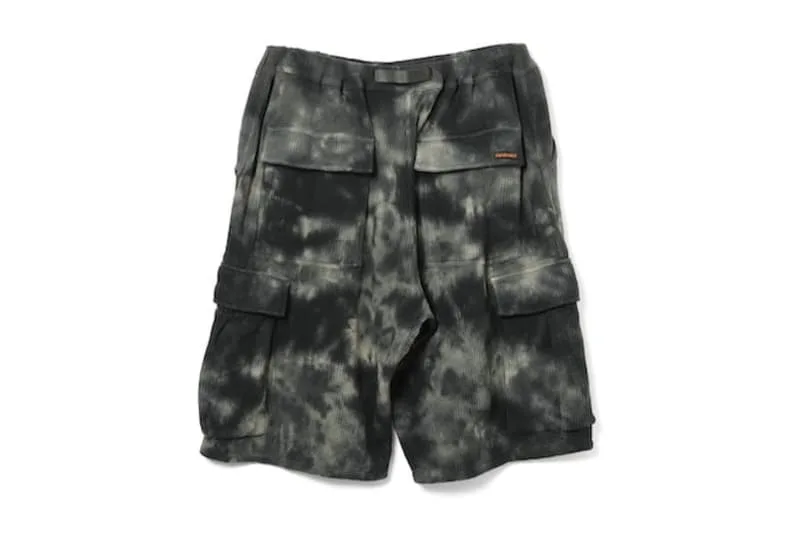 Short cargo tie-dye noir et gris avec poches avant et latérales.