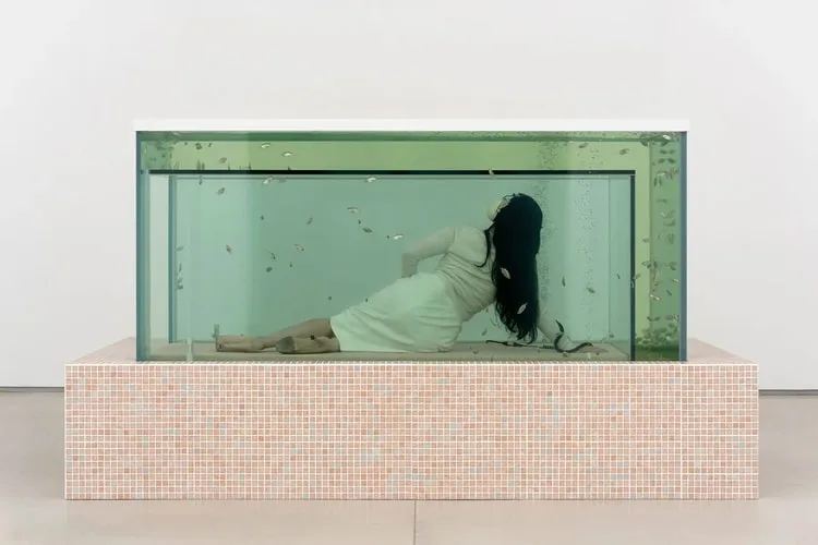 L'artiste Ariana Papademetropoulos installe un aquarium de 14 pieds à Paris