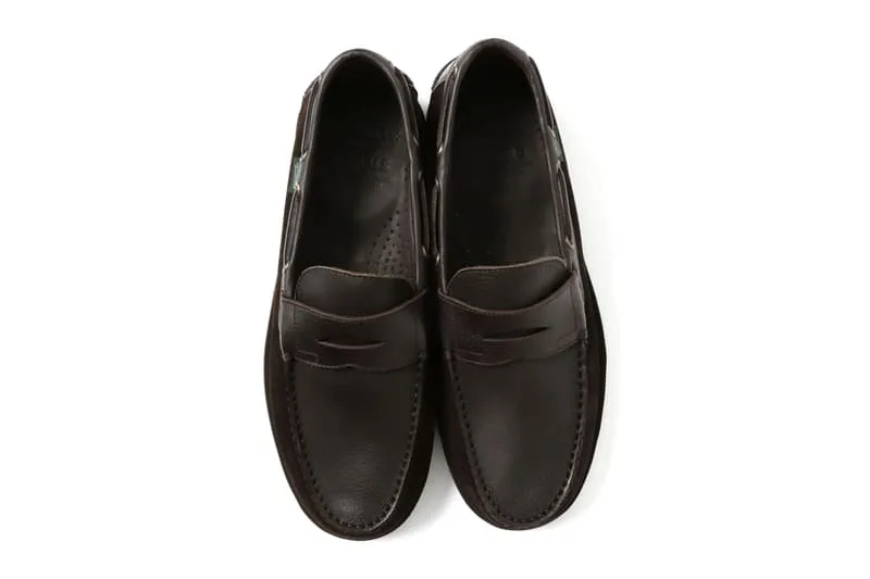 Paire de mocassins marron en cuir, vue de dessus