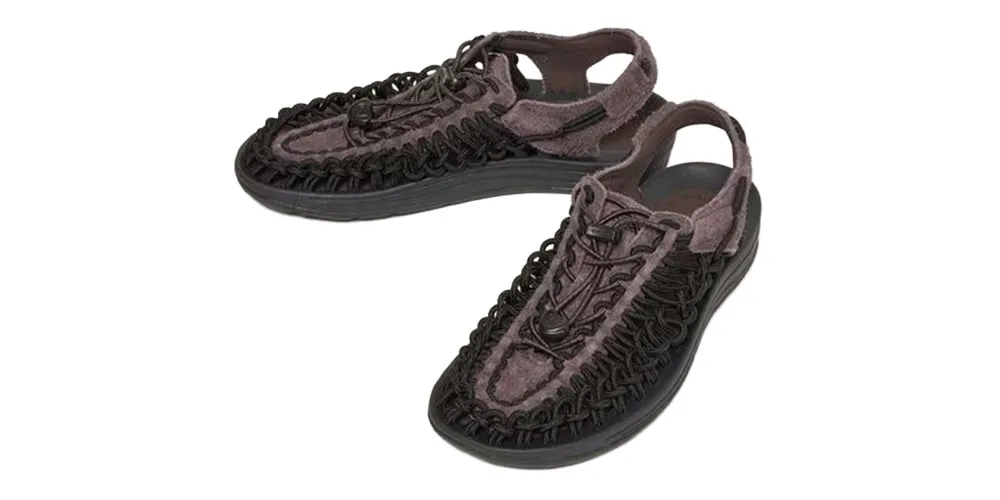 Sandales en corde tressée avec semelle noire.