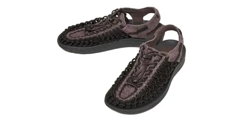 Sandales en corde tressée avec semelle noire.