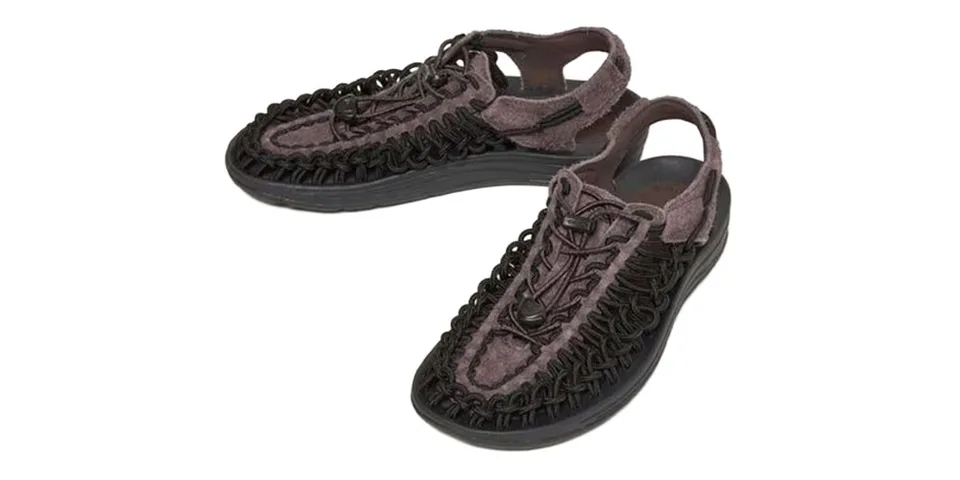 Sandales en corde tressée avec semelle noire.