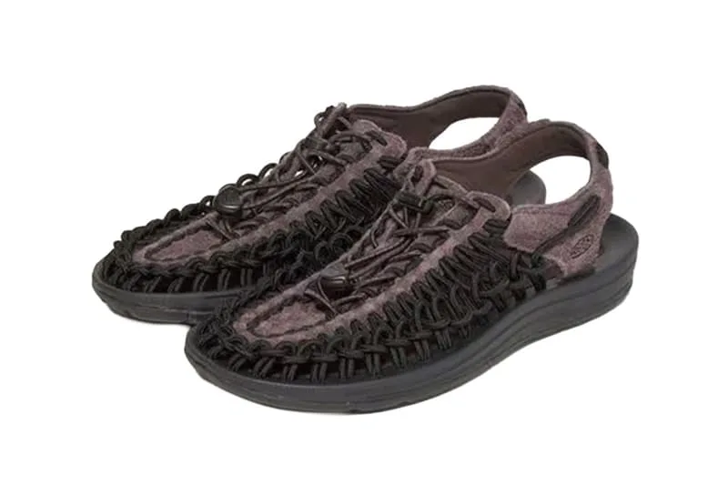 Sandales tressées noires et violettes.