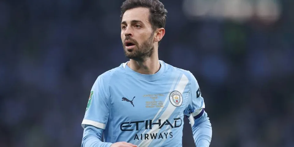 Joueur de football en maillot bleu ciel pendant un match.