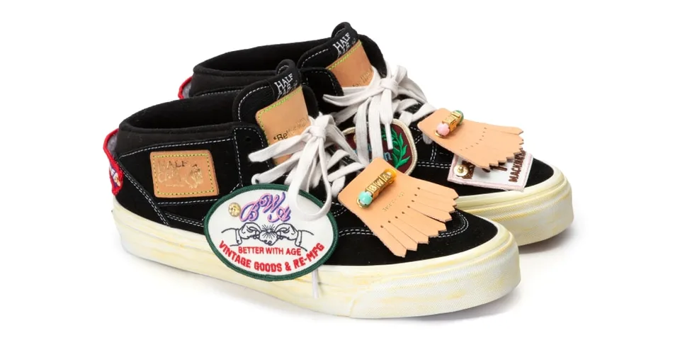 Chaussures noir avec ornements et patchs colorés.