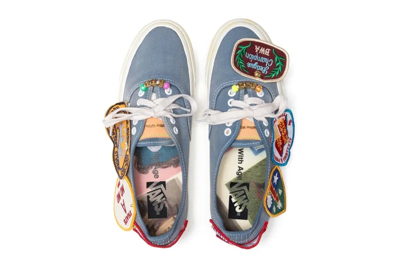 Chaussures avec badges colorés et motifs divers