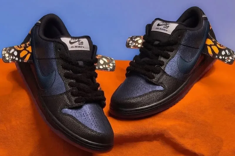 Chaussures de sport noires avec motifs papillon.