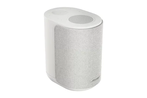 Haut-parleur blanc élégant au design moderne avec grille en maille et commandes supérieures.