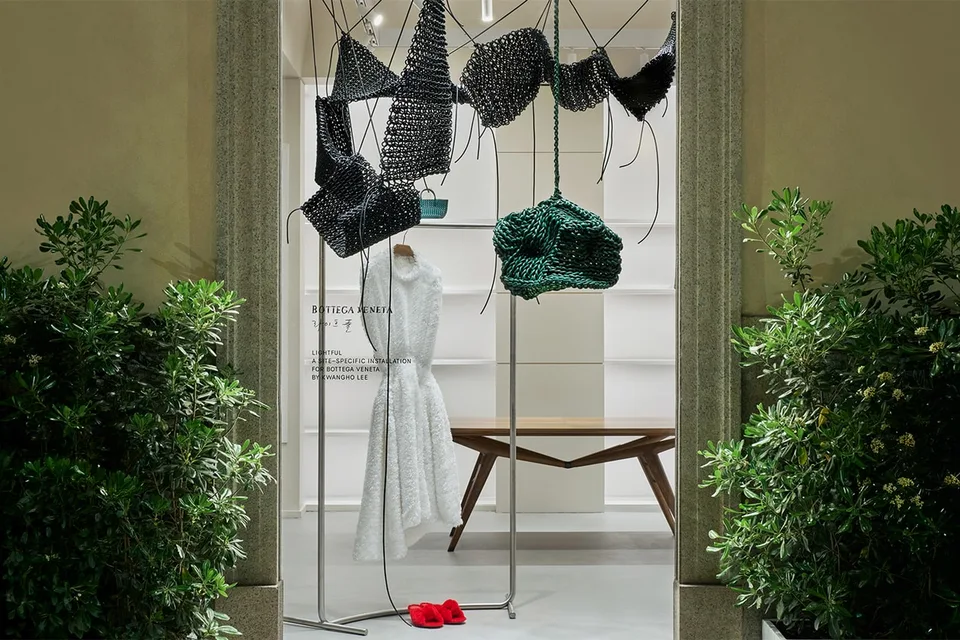 bottega-veneta-et-kwangho-lee-une-collaboration-lumineuse/carousel-2.jpg