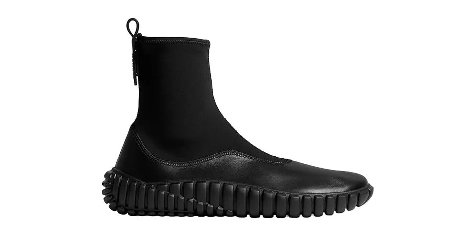 Botte noire moderne avec semelle texturée.