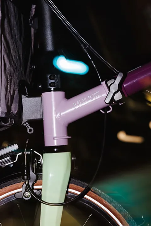 Vélo avec éclairage moderne et cadre coloré, vue rapprochée