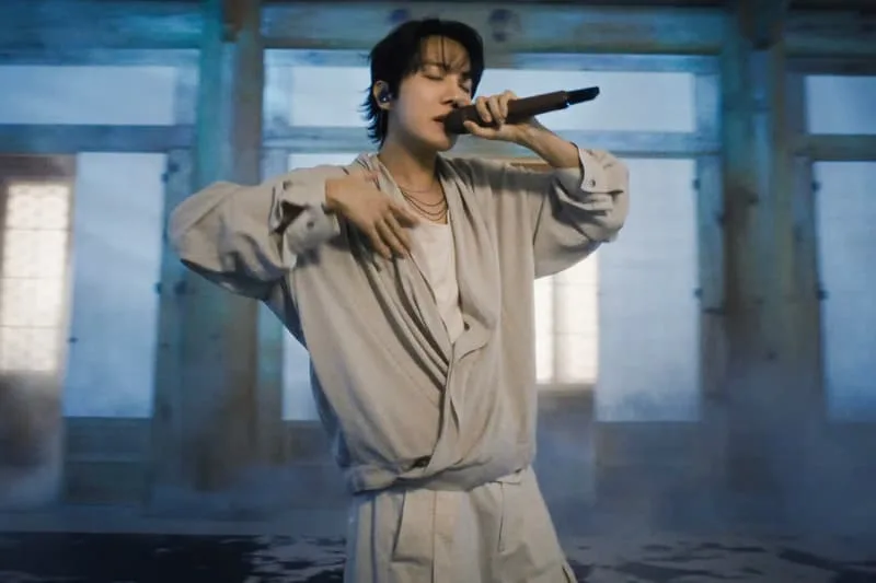 bts-envoute-avec-jiyongkim-dans-une-perf-live-explosive-de-swim/carousel-3.jpg