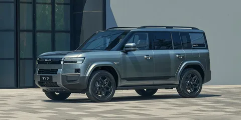 SUV gris moderne garé devant un bâtiment.