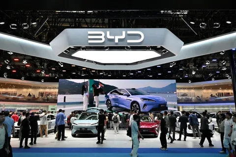 Exposition automobile avec le logo BYD et des voitures exposées.