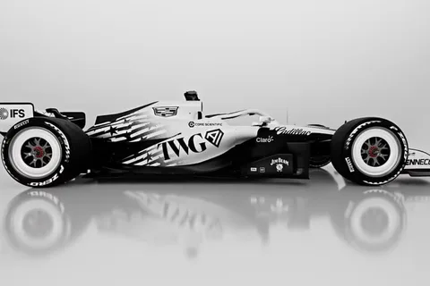 Voiture de course blanche et noire avec logos et motifs dynamiques.