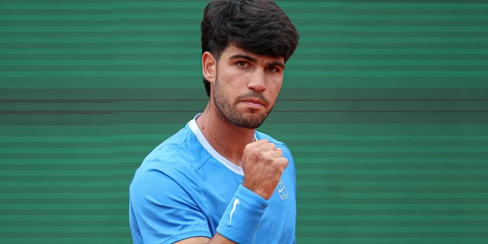 Homme en t-shirt bleu sur un terrain de tennis