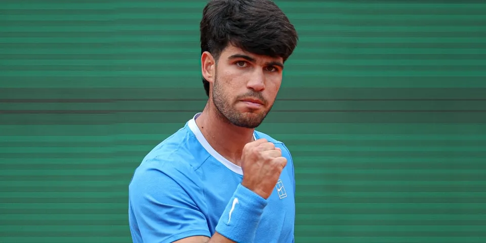 Homme en t-shirt bleu sur un terrain de tennis