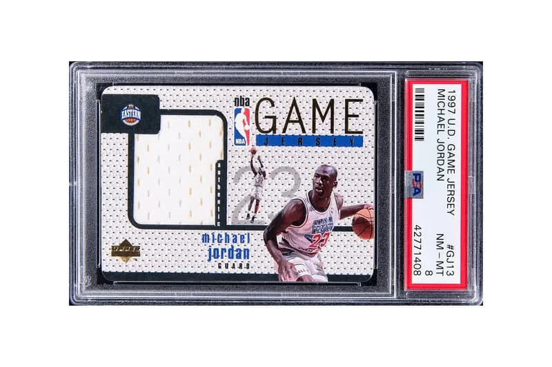 Carte de basket-ball avec photo et morceau de maillot de joueur.