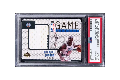 Carte de basket-ball avec photo et morceau de maillot de joueur.