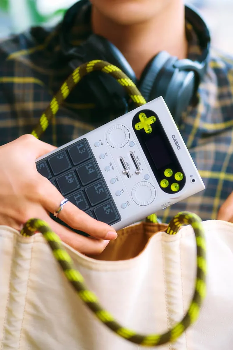 Personne tenant un appareil audio portable avec un casque