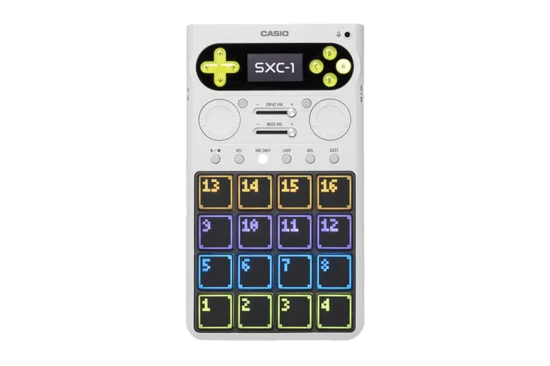 Contrôleur audio Casio blanc avec boutons et pads colorés.