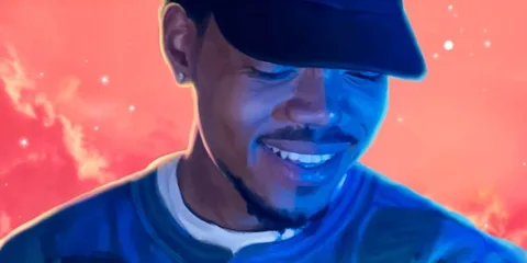 Homme souriant avec casquette, fond coloré.