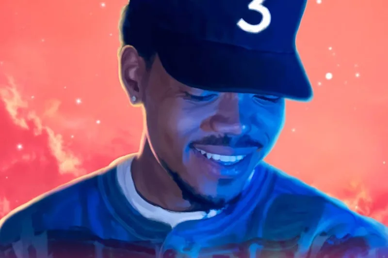 Un homme avec un chapeau noir et un ciel orange-bleu en arrière-plan.