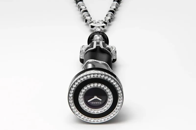 chanel-bouscule-le-luxe-avec-sa-capsule-coco-game/carousel-6.jpg