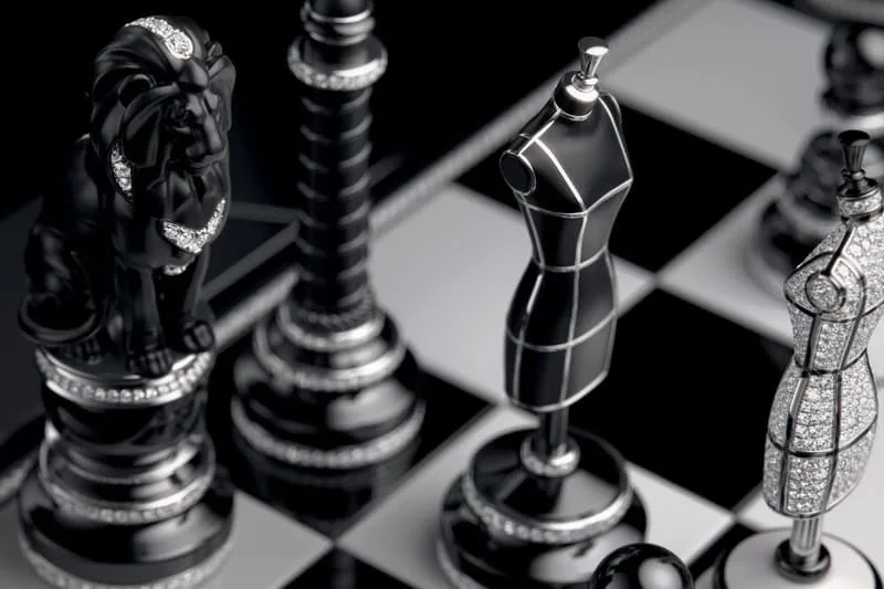 Pièces d'échecs style luxe avec incrustations de diamants, sur échiquier.