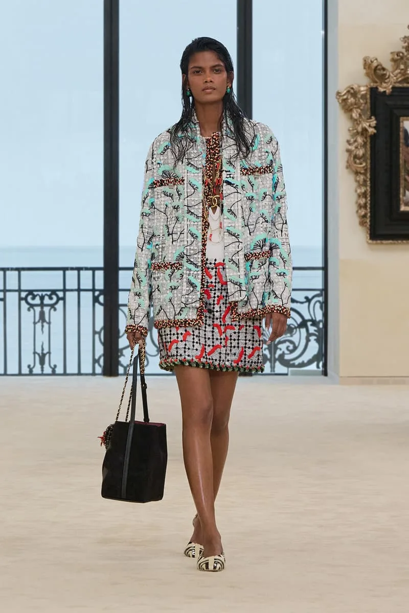 chanel-retrouve-ses-racines-a-biarritz-avec-matthieu-blazy/carousel-11.jpg
