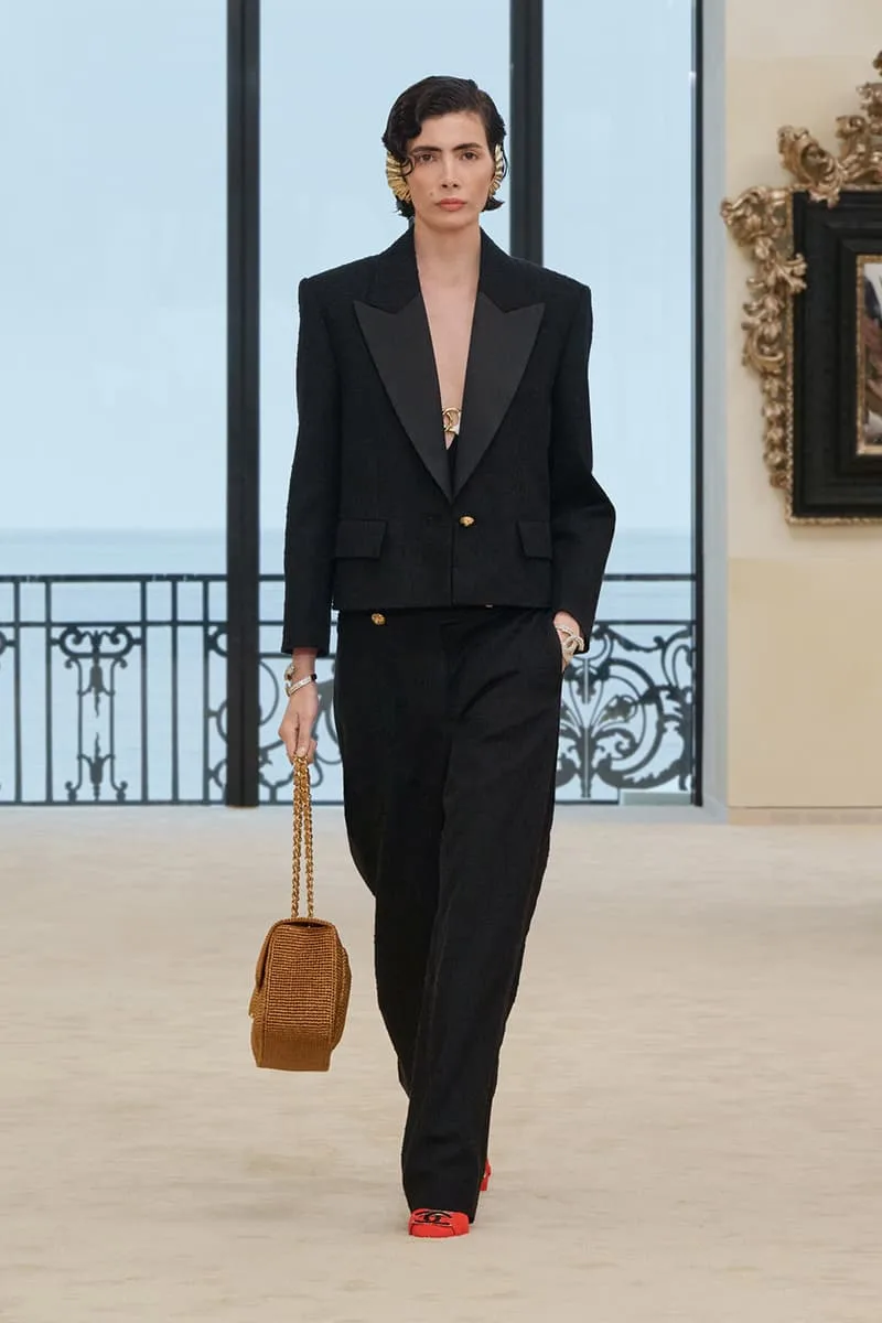 chanel-retrouve-ses-racines-a-biarritz-avec-matthieu-blazy/carousel-2.jpg