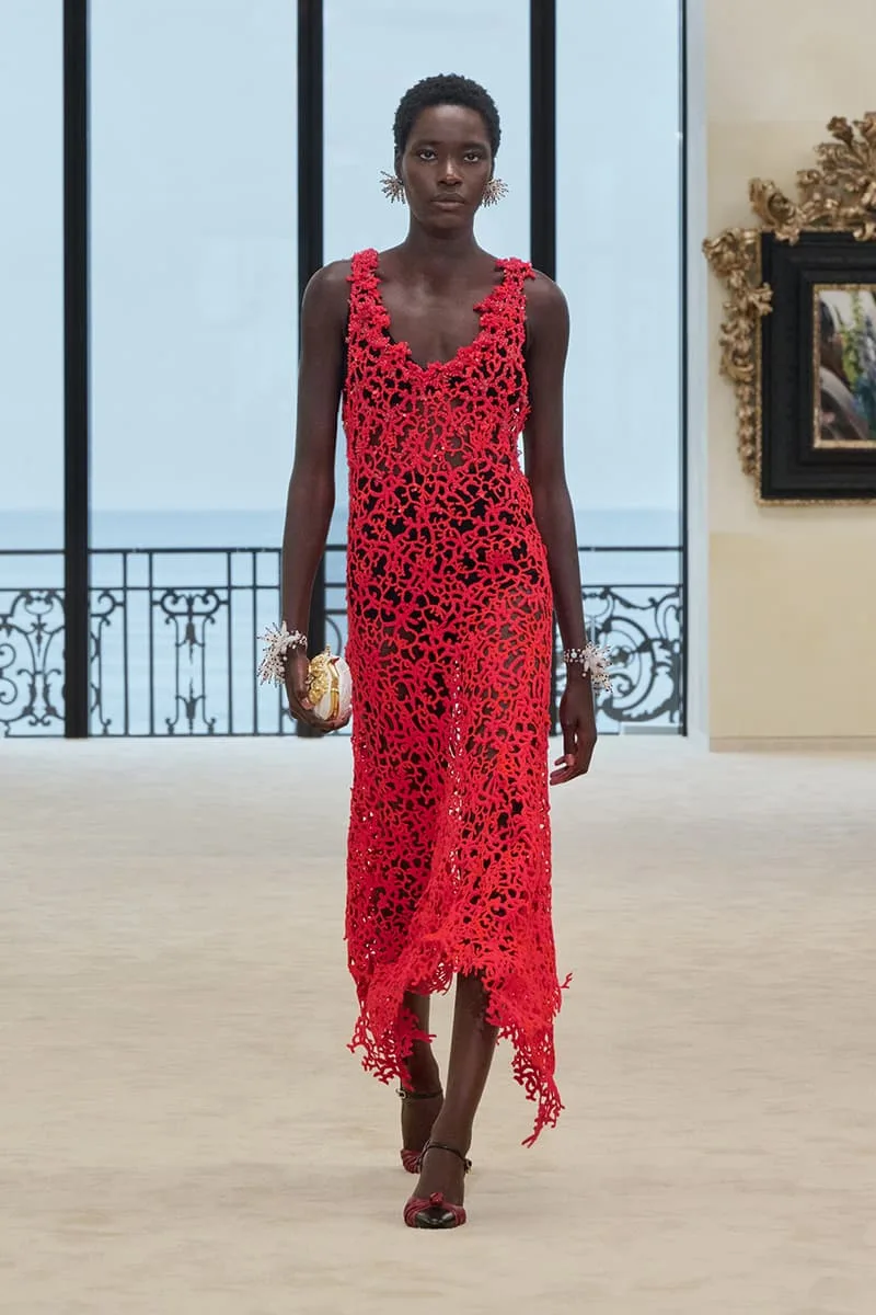 chanel-retrouve-ses-racines-a-biarritz-avec-matthieu-blazy/carousel-4.jpg