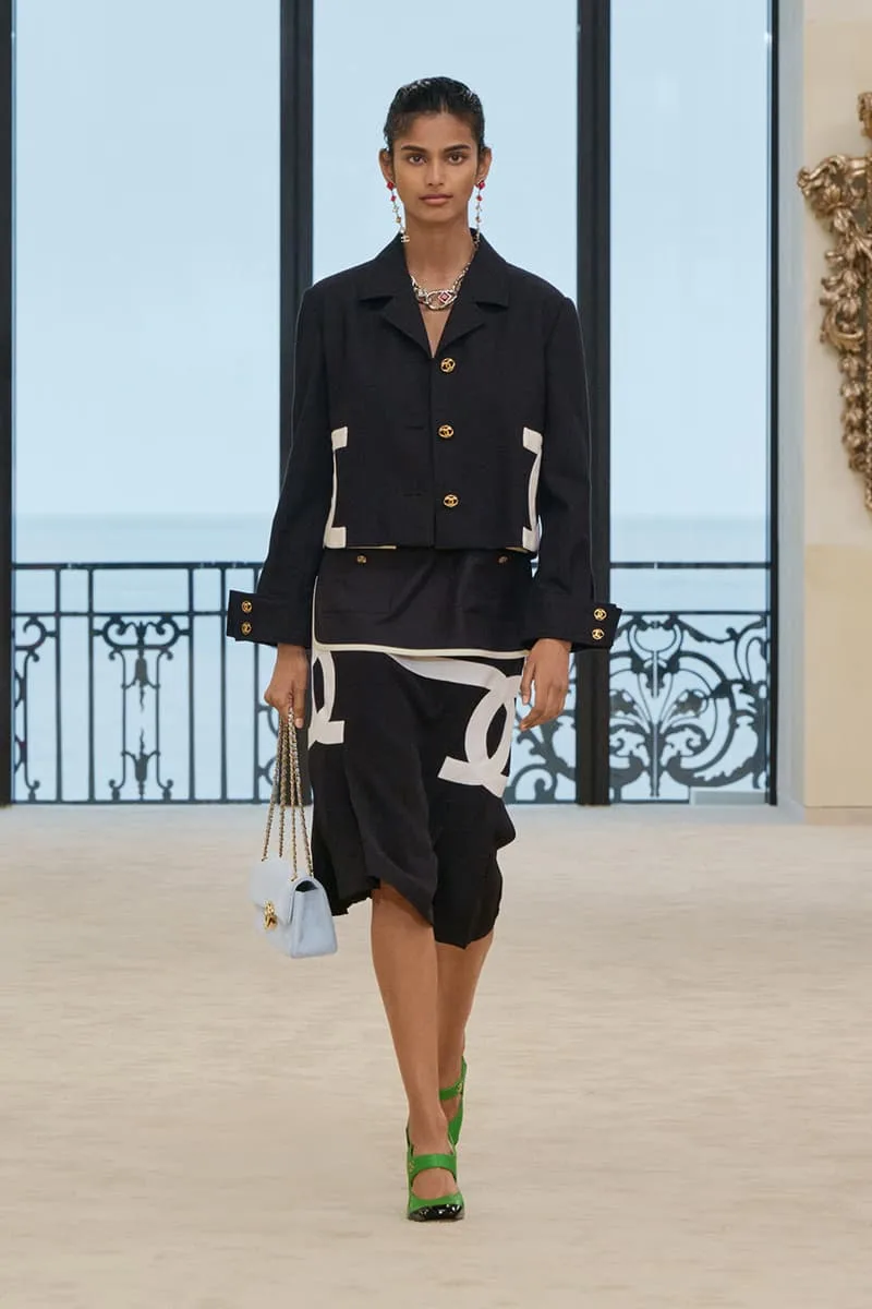 chanel-retrouve-ses-racines-a-biarritz-avec-matthieu-blazy/carousel-5.jpg